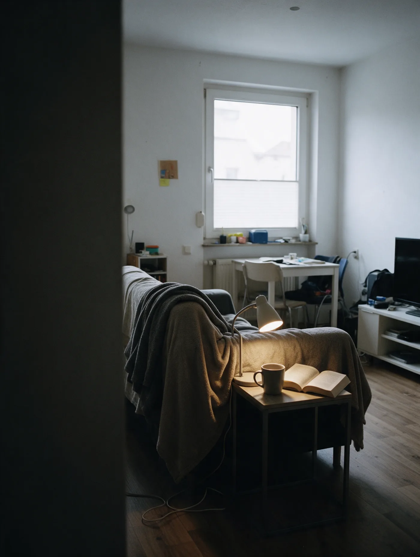 Bewohnte Seite derselben Wohnung mit Sofa und Leselampe
